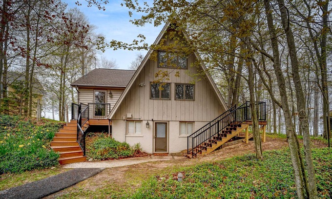 Manistee House | Eagle's Nest - Lake Michigan Private Beach & Year-Round Hot Tub! Manistee, MI