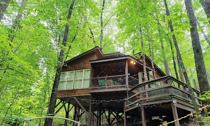 Monteagle Cabin | Eagle Treehouse: Hot Tub, Fireplace, and Outdoor Firepit!