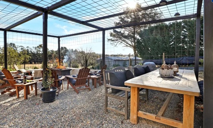 Paddys River Cottage | Ealu Farm - unwind in comfort with amazing rural views, outdoor entertaining & nearby wineries