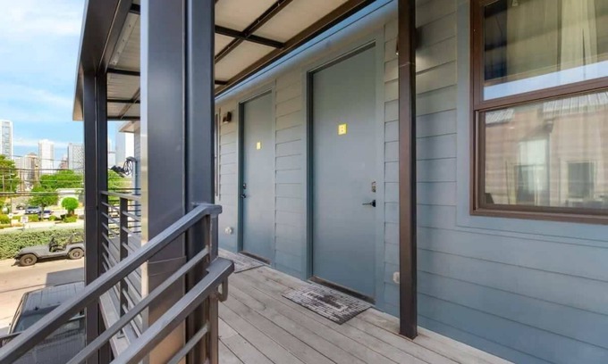 East Cesar Chavez Apartment | East Austin Condo - 2 Bedrooms|Free Parking