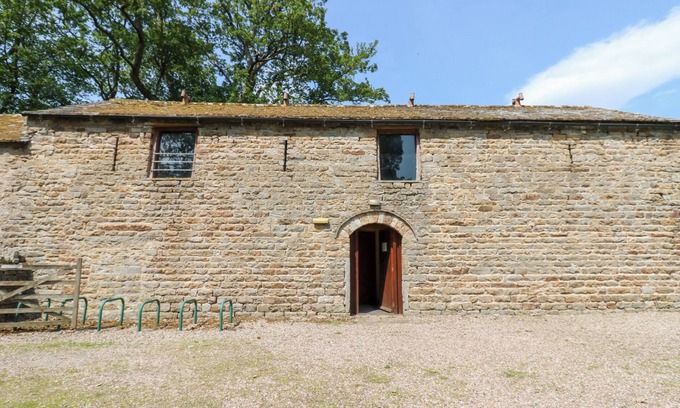Fremington Cottage | EAST BARN BUNKHOUSE, pet friendly, with a garden in Reeth