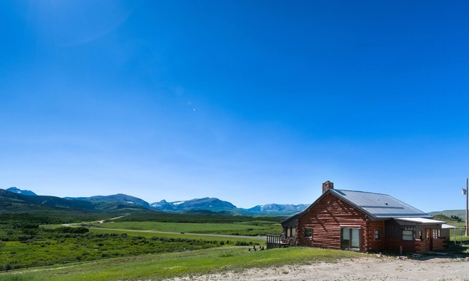 Star Cabin | East Glacier Cabin w/Stunning Views of the Rockies! 30 min from 2 GNP entrances
