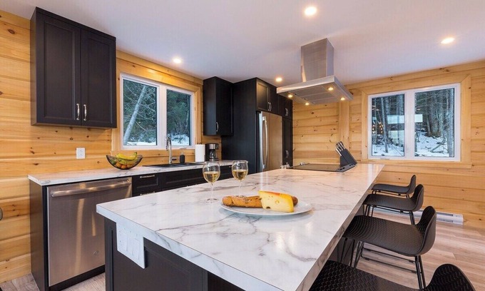 Les Eboulements Ski Chalet | Eastman 73: Timberblock Style & Scenic River View