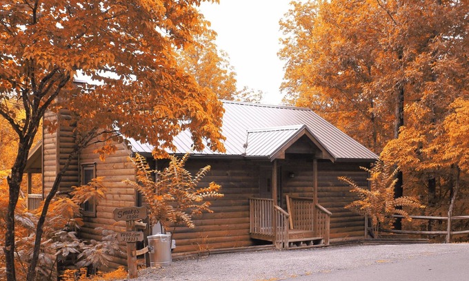 Gatlinburg - Pigeon Forge Cabin | 🐾 EASY ACCESS 🐾 NO Crazy Roads 🐾 BEARS 🐾 5Minutes off Parkway 🐾DOLLYWOOD7Miles 🐾
