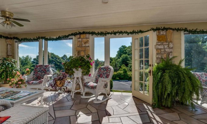 Laurel Park Bed & Breakfast | Echo Mountain Inn