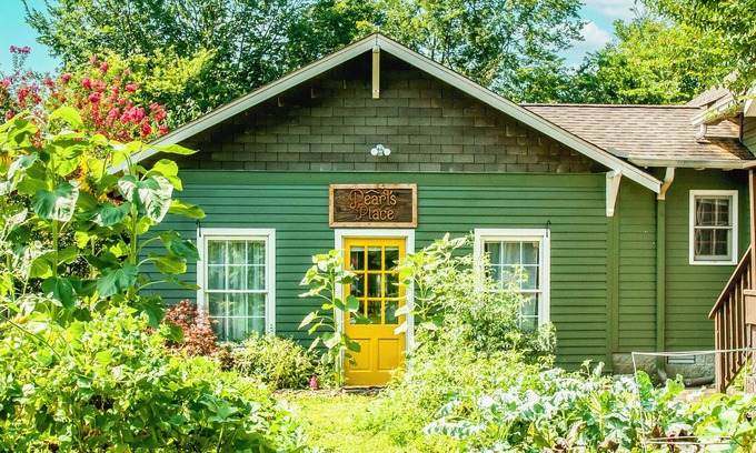 Glencliff Cottage | Eclectic Nashville Cottage ~ 5 Mi to Downtown!