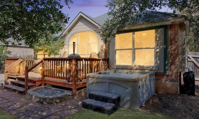 Cedar Park House | Eclipse · Artist Retreat @ Cypress Creek | Hotub | Sleeps 9
