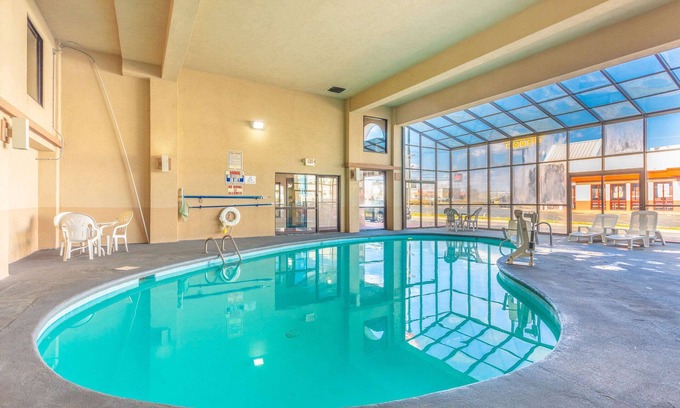 Clarksville Hotel | Econo Lodge & Suites Clarksville near Governors Square Mall