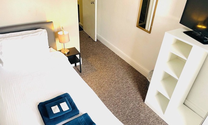 Taunton Hotel | Economy Single Ensuite at Royal Ashton Town House