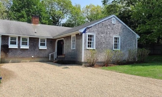 Edgartown Cottage | Edgartown Cottage By The Pond