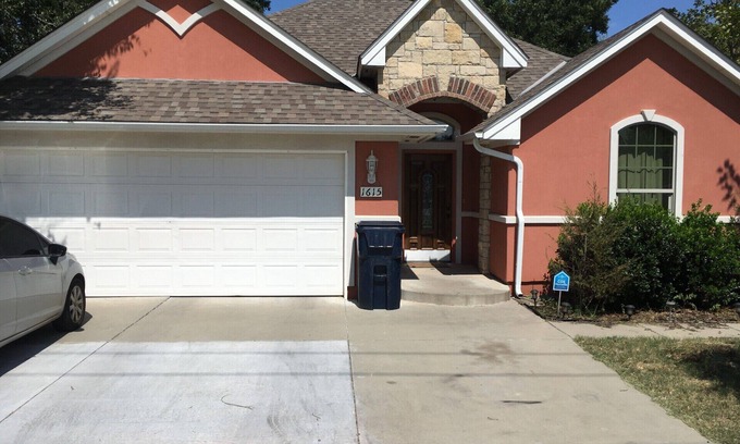 Central Oklahoma City House | Efficient and Modern home, Sleeps 8.