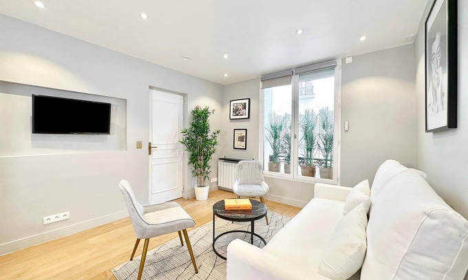 Quartier du Gros-Caillou Apartment | Eiffel Tower: Parisian appartment for 4