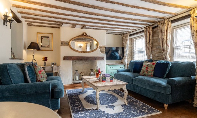 Malmesbury Cottage | Eilmers Cottage - Beautiful 4BD in Malmesbury