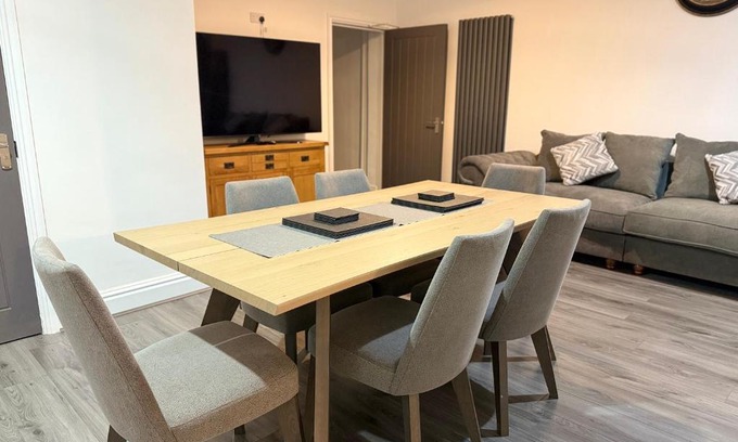 Edgbaston House | Elegance meets Comfort Free Parking Wifi Netflix and Ensuite Bathrooms
