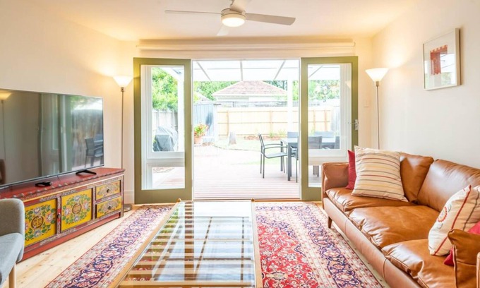 Richmond North House | Elegant 2 Bedroom Family House with Backyard in Richmond
