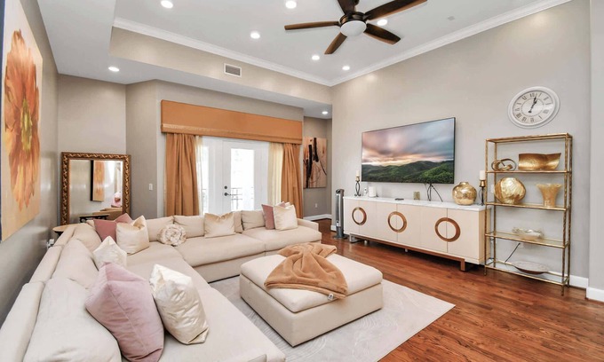 South Central Houston House | Elegant 3-Bed Houston Home Near Stadiums