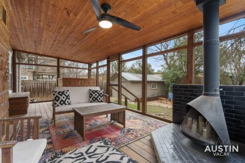 North Loop House | Elegant Escape Gourmet Kitchen and Outdoor Living