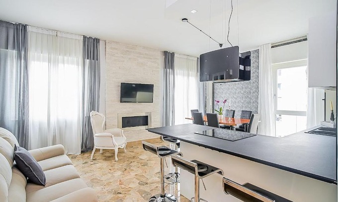 Treviso Apartment | Elegant & Spacious - 30 min from Venice - King beds!