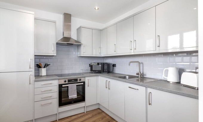 Brentwood Apartment | Elegant, Spacious , Luxury 2 bed, apartment with Parking