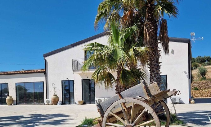 Caltagirone Villa | Elegant villa in Sicily with luxurious rooms, pool and event facilities