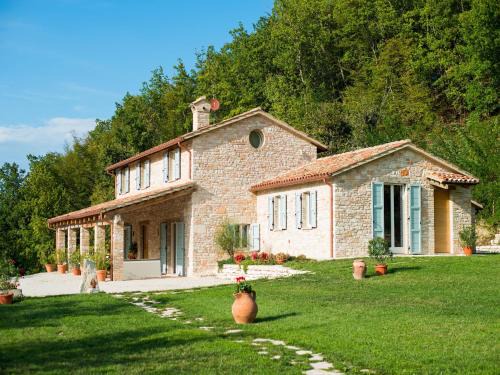 Acqualagna Villa | Elegant Villa with Garden