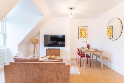 Ealing Common Apartment | Eleven Lodge by Artsy