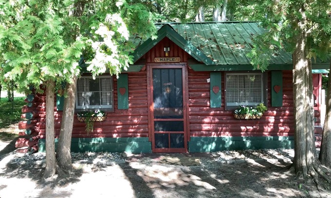 Grawn Cabin | Ellis Lake Resort - Maple Log Cabin-Interlochen/Traverse City