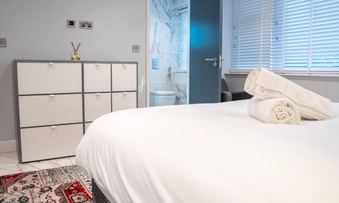 Edgbaston Apartment | Elysium Haven 2 BED 2 BATH SLEEPS 6 Netflix, FREE Parking and POOL TABLE