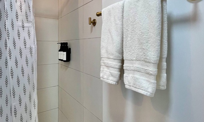 Ukrainian Village Apartment | Emerald Haus - East Village Gem - Sleeps 3