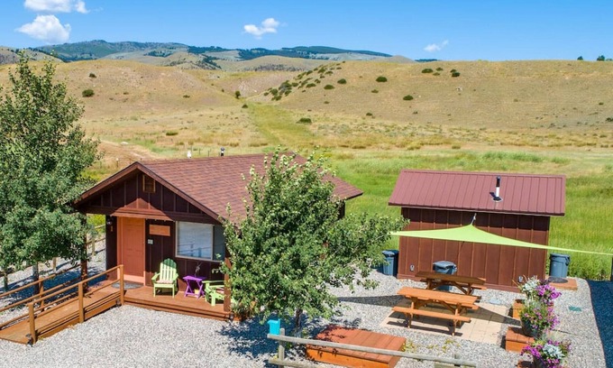 Emigrant Cabin | Emigrant Cabins #1 - Tiny cabin near Yellowstone