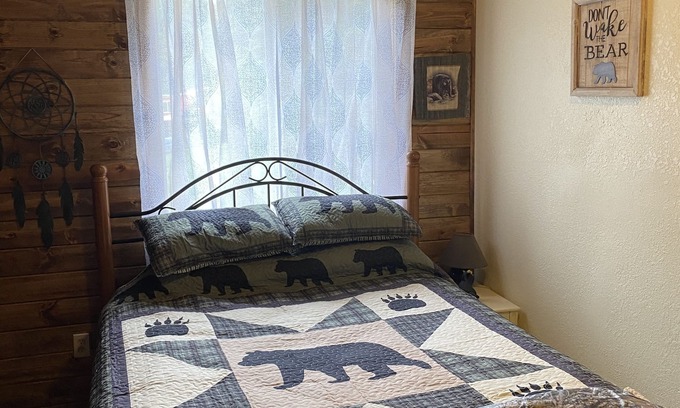 Kila Cottage | Emmons Creek Landing. Spacious peaceful creek side cabin.