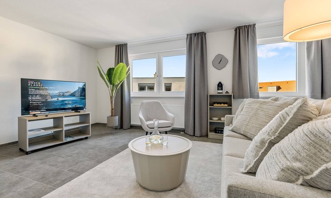 Denzlingen Apartment | EMPiRE: KingBed | City View | Disney+| Parking