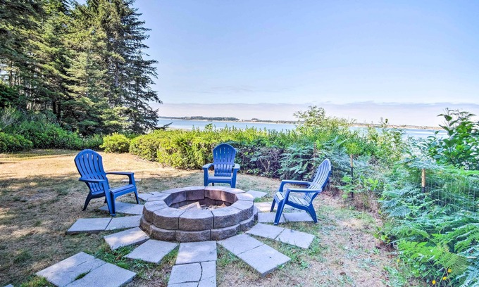 Coos Bay House | Enchanting Coos Bay Sanctuary w/Lush Views!