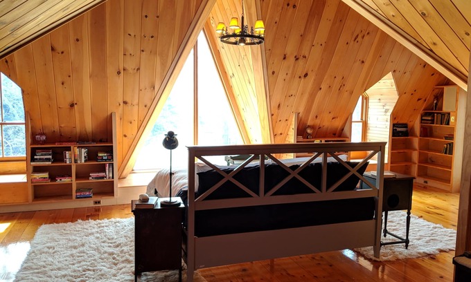 Kittery Point House | Enchanting Home only moments from PRIVATE BEACH on Historic Gerrish Island.
