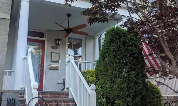 Stanton Park Apartment | English Basement one bedroom apt, 1.5 miles to White House, full kitchen