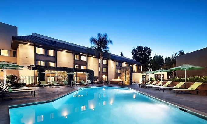 Milpitas Hotel | Enjoy a Hassle-Free Stay! w/Outdoor Pool, Close to Crescent Village Garden!