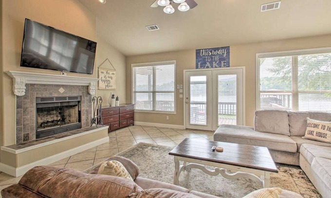 Mid America House | Enjoy a Multi-Family Vacation at Joyful Retreat on Lake Hamilton
