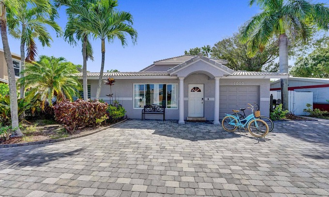 Deerfield Beach House | Enjoy a stay at The Blue Wave Beach Home! Pet- Friendly!
