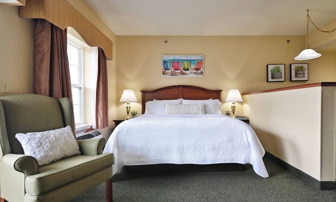 Pembine Hotel | Enjoy River Views at Comfortable Clean Room by Miscauno