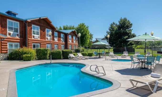 Boardman House | Enjoy Stunning Views Across the Columbia River! FREE Parking, Outdoor Pool!