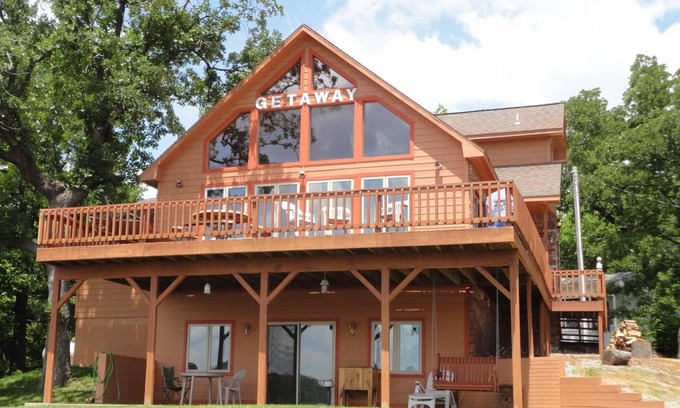 Shell Knob House | Enjoy Table Rock Lake staying at this Beautiful 5 Bedroom Home! Great location!