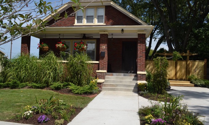 New Buffalo House | Enjoy these beautiful fall weekends in Harbor Country. Great location in NB