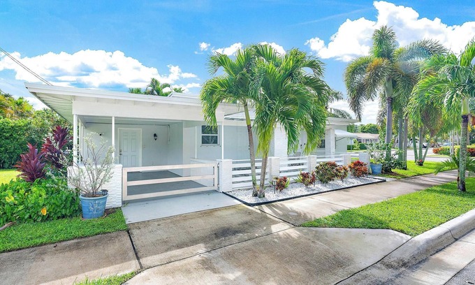 Palm Beach - West Palm Beach House | Enjoy this Bliss Bungalow home 10 mins away to the beautiful beach
