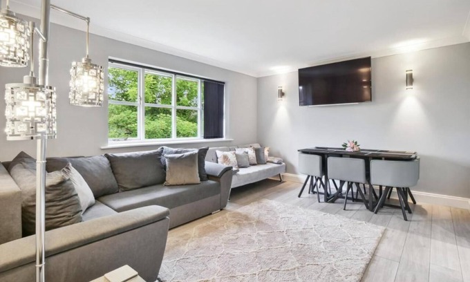 Knaphill Apartment | Enjoy this stylish and spacious penthouse perfect for business or leisure stays. Fully equipped with modern amenities, high-speed Wi-Fi, and free parking—your home away from home in the city.