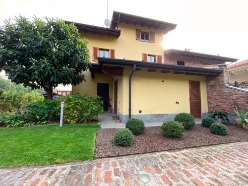 Seregno Apartment | Entire accommodation with private garden near Milan and Lake Como - Free parking - Family friendly