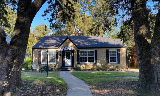 Tyler Cottage | Entire Cozy Cottage Historical Tyler Azalea District