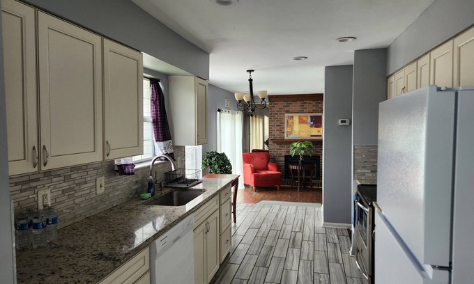 Clinton House | Entire Cozy House close to MGM, DC, Virginia