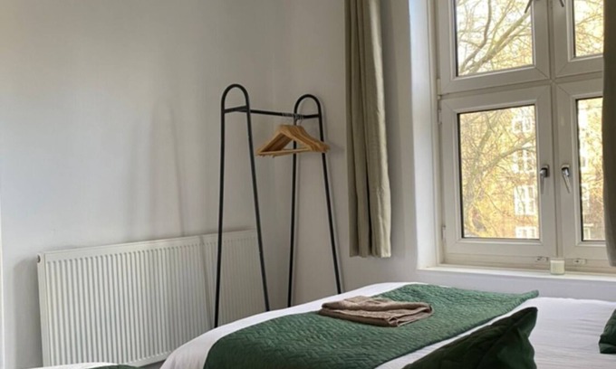 Stockwell Apartment | Entire Grand Apt - Centrally Located - Long Stay Discount - Parking