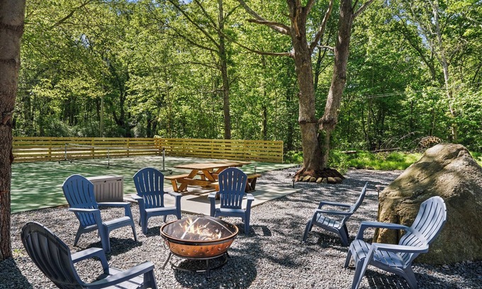 South Kingstown House | Entire Home with large backyard Near Narragansett Beaches, and 5 minutes to URI!