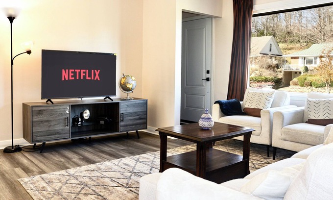 Fairfield House | Entire house 3BR, Pets, kitchen, Parking, Laundry, Large Fenced backyard, WiFi